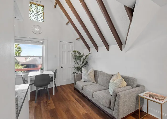 Shadyside, Pittsburgh, Modern And Stylish 1 Bedroom Unit5 With Free Parking
