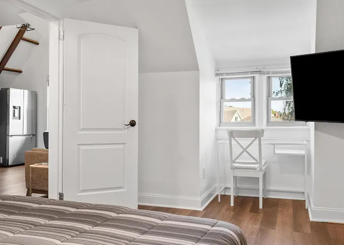 Shadyside, Pittsburgh, Modern And Stylish 1 Bedroom Unit5 With Free Parking *