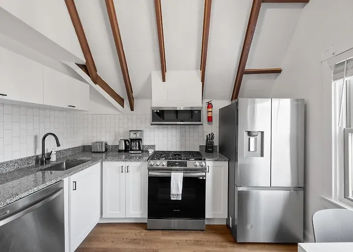 Shadyside, Pittsburgh, Modern And Stylish 1 Bedroom Unit5 With Free Parking Pittsburgh