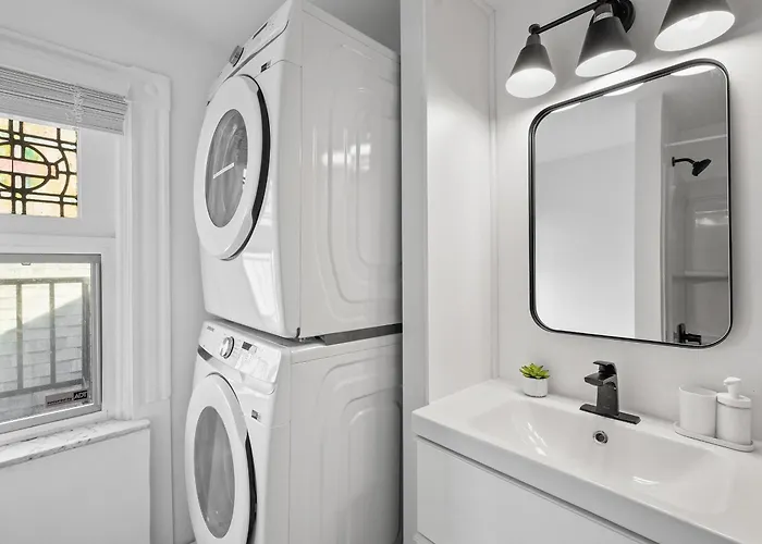 Shadyside, Pittsburgh, Modern And Stylish 1 Bedroom Unit5 With Free Parking * Pittsburgh
