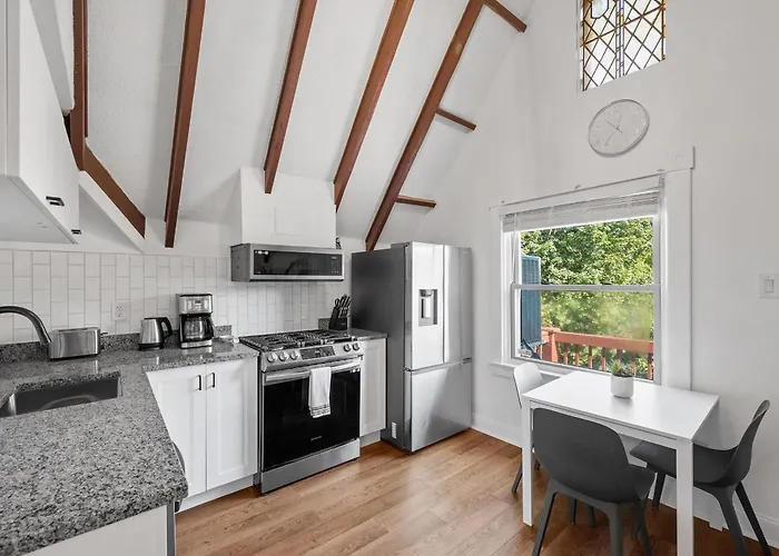Shadyside, Pittsburgh, Modern And Stylish 1 Bedroom Unit5 With Free Parking Apartment Pittsburgh